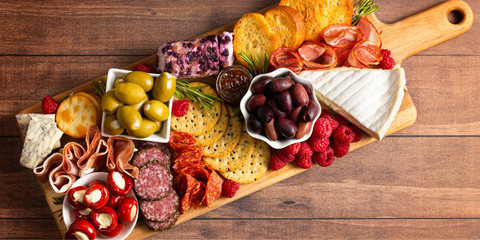 What to Put in a Cheese Board Gift Basket: Essential Tips and Ideas